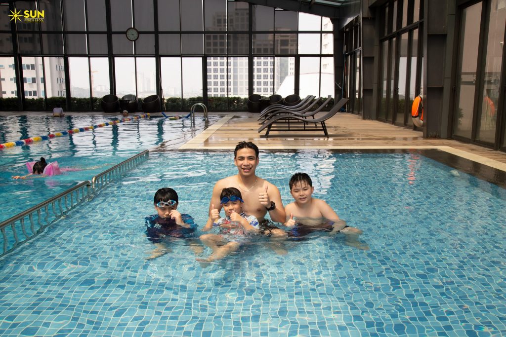 trẻ có thể được hưởng nhiều lợi ích của bơi lội khi tham gia học bơi từ bé