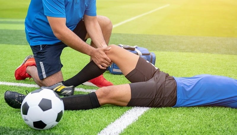 Căng cơ háng khi đá bóng