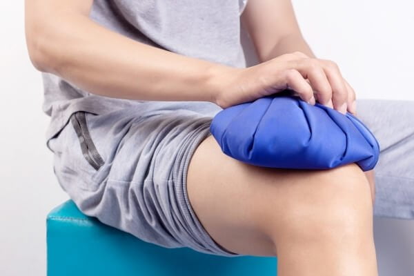 Chườm lạnh đầu gối để giảm sưng