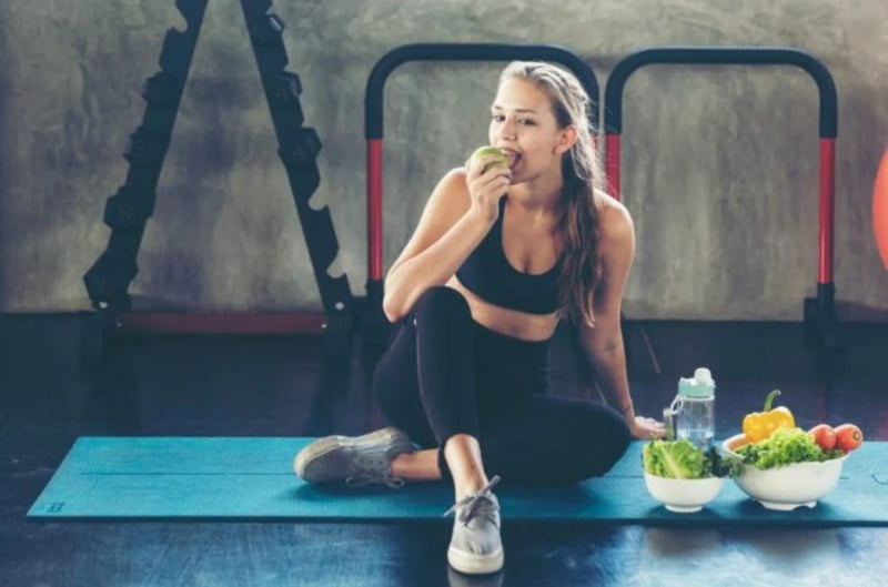 Kết hợp ăn uống và thường xuyên tập luyện để giảm mỡ bụng