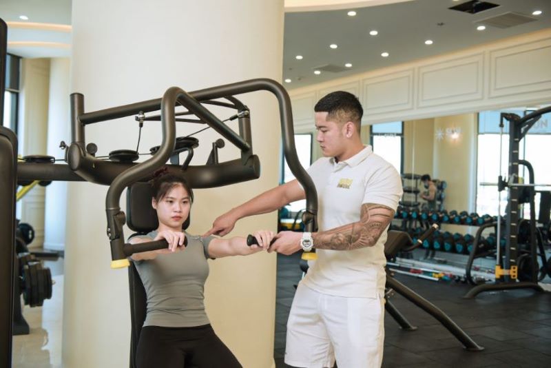 Tập luyện đúng kỹ thuật với sự hướng dẫn của huấn luyện viên tại SUN Fitness - tập gym bị căng cơ tay