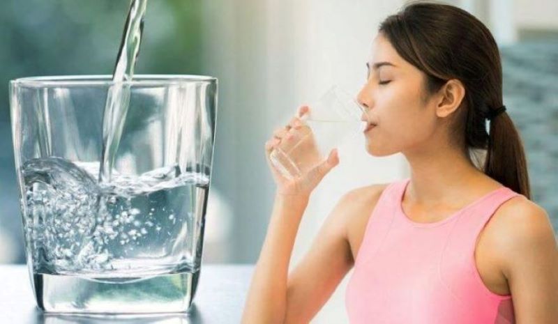 Uống đủ nước mỗi ngày