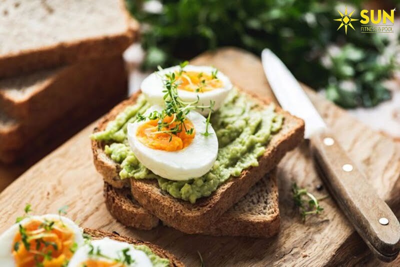 Bánh mì đen và trứng cung cấp nhiều protein và năng lượng cho cơ thể