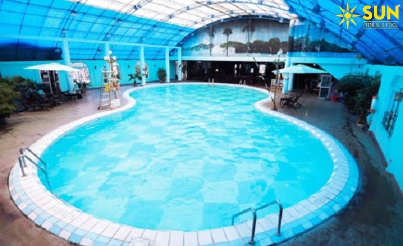 Bể bơi khách sạn Bảo Sơn với không gian thoáng có mái che