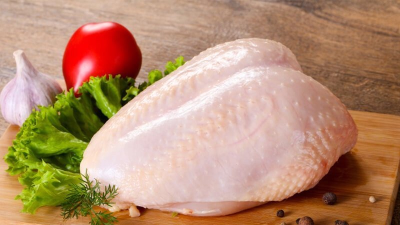 Ức gà là loại thức ăn ít calo nên có trong thực đơn