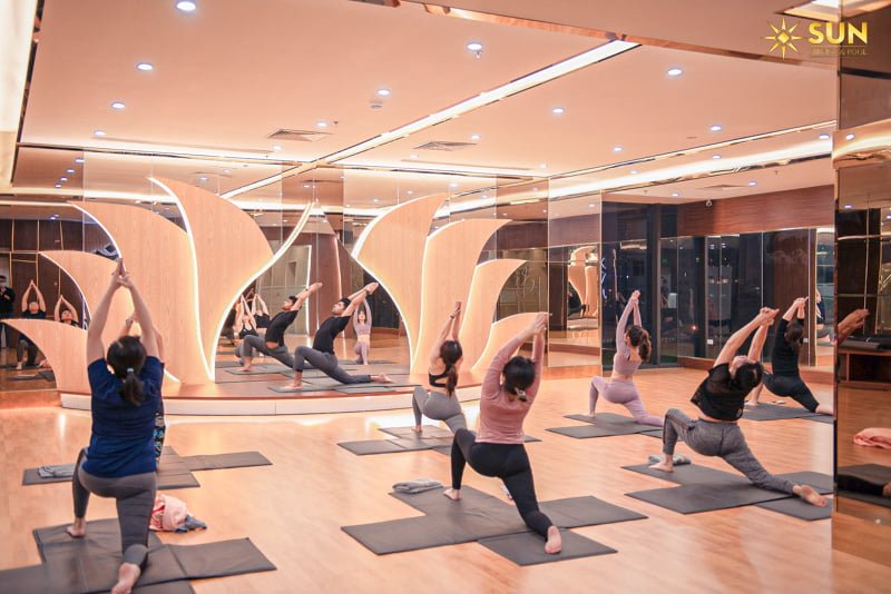 Tập yoga tại SUN FITNESS giúp giải tỏa căng thẳng do nợ nạn bế tắc tài chính
